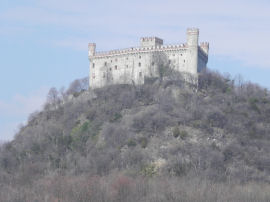 Zoom sul Castello di Montalto Dora, sul Monte Crovero sovrastante il Lago Pistono (25415 bytes)